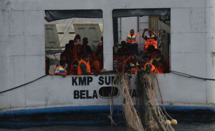ABK KMP Sumut II melepaskan pukat untuk mencari korban tenggelamnya KM Sinar Bangun di Danau Toba