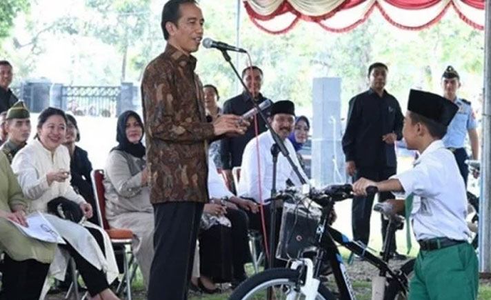 Jokowi bagi sepeda