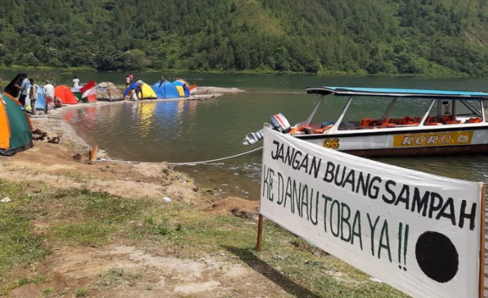 Spanduk Jangan Buang Sampah di Danau