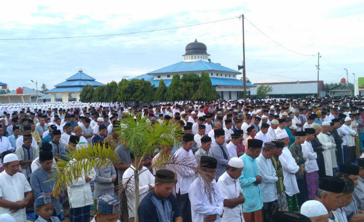 Ribuan Pengikut tarekat Syattariah sedang melaksanakan salat Ied di Masjid Peuleukung