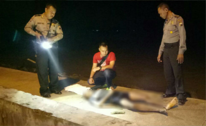 Tim medis didampingi polisi dan tim SAR tengah memeriksa kondisi korban diduga tenggelam di Muara Pantai Wonokerto