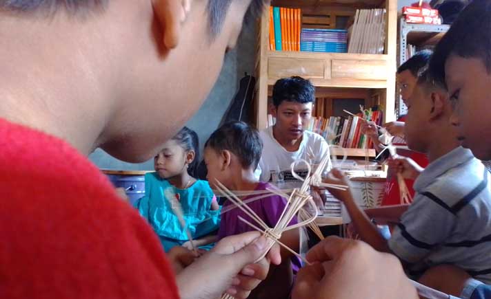 Anak-anak membuat wayang rotan