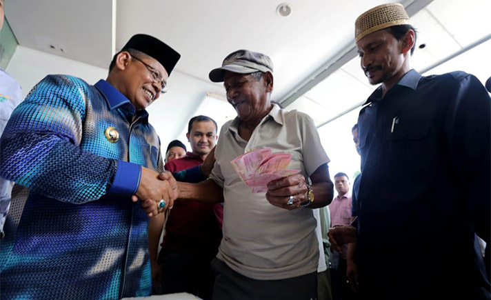 Zakat 4,5 Miliar Untuk 7.300 Fakir Miskin Zakat 4,5 Miliar Untuk 7.300 Fakir Miskin