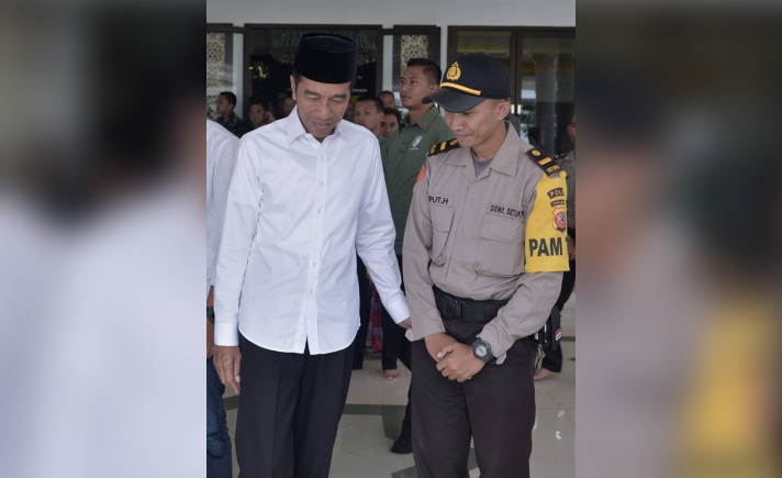 Jokowi salat jumat