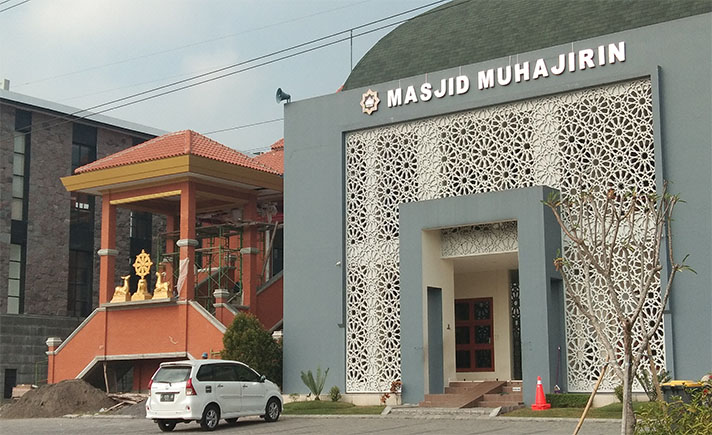 Rumah Ibadah Berdampingan