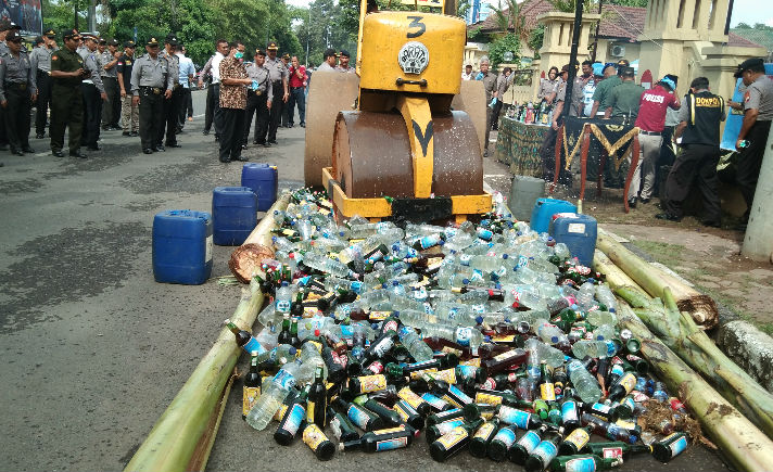 Sebanyak 4.650 botol miras, terdiri ratusan botol miras