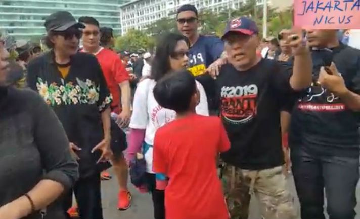 Seorang wanita mendapat diintimidasi