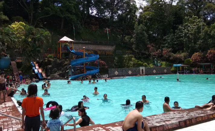 Suasana ketika pengunjung menikmati kesegaran air dan kesejukan alam pegunungan di Tirto Argo Siwarak.