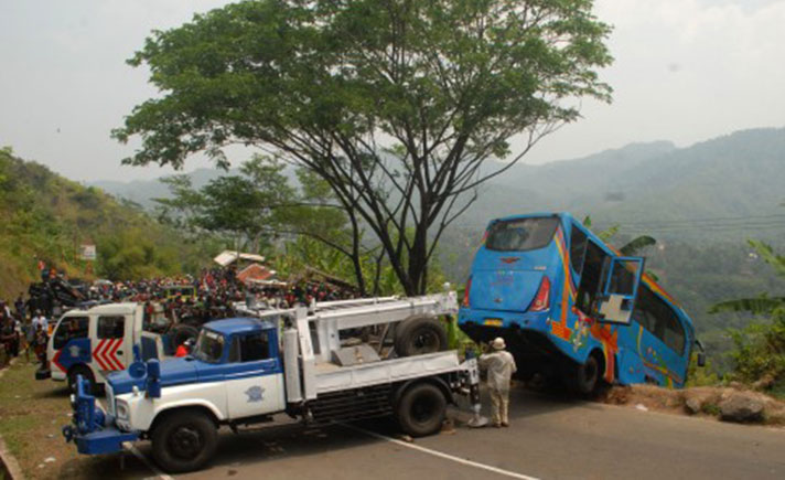 EVAKUASI BUS MASUK JURANG SUKABUMI