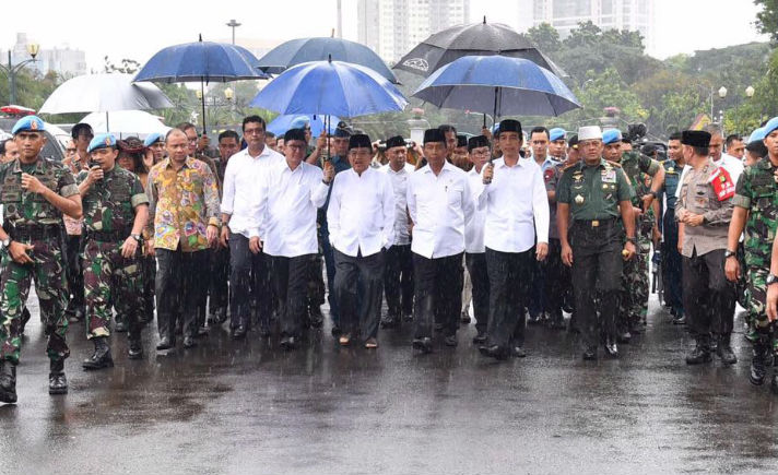 Jokowi dan Payung Biru