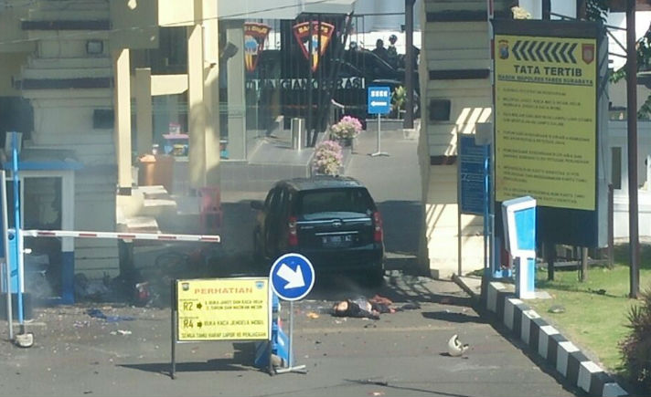 Laki-laki dan Perempuan, Pelaku Bom Bunuh Diri Polrestabes 