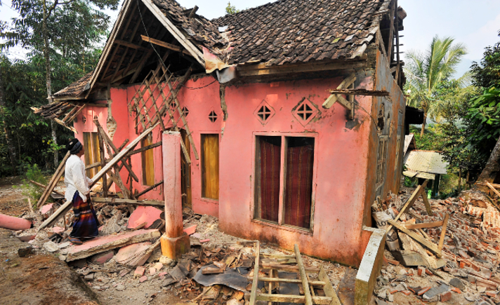 Rumah rusak gempa