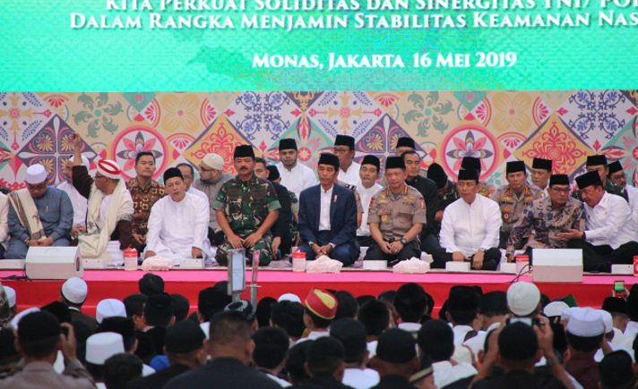 Jokowi buka bersama TNI Polri