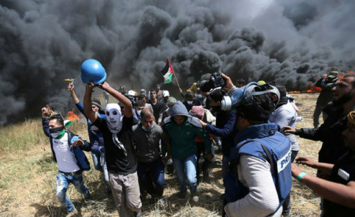 Warga mengevakuasi seorang jurnalis Palestina Yasser Murtaja