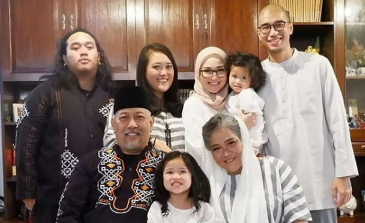 Indro Warkop dan Istri