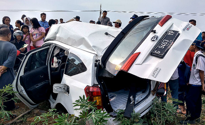 Mobil Ditabrak Kereta Api di Pemalang, Dua Tewas