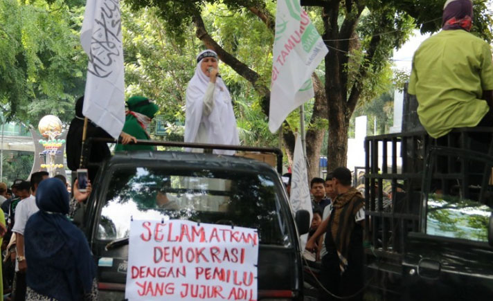 DPRD Sumut Didemo Kakek dan Nenek Peduli Keadilan  Tagar