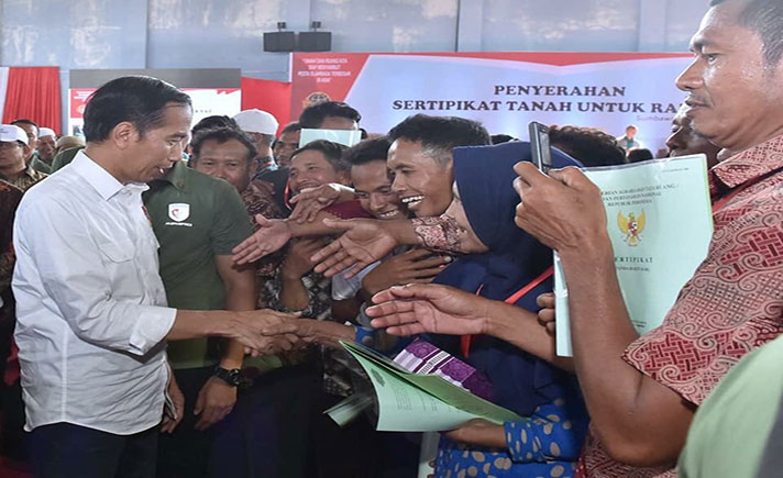 Jokowi Bagikan Sertifikat
