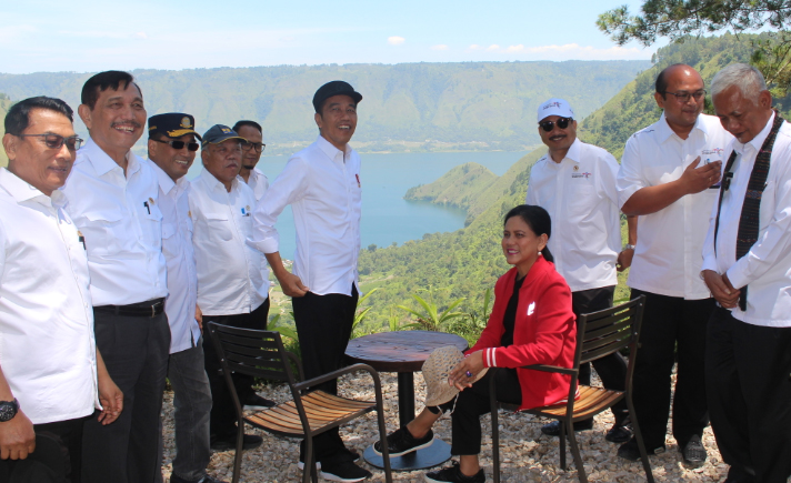 Jokowi di Danau Toba