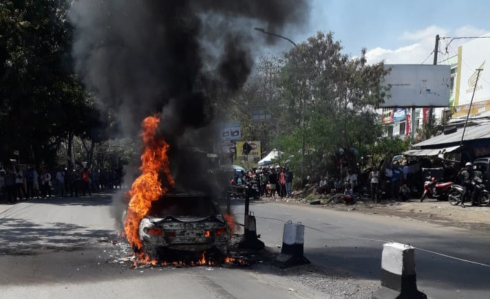 Mobil Sedan Terbakar