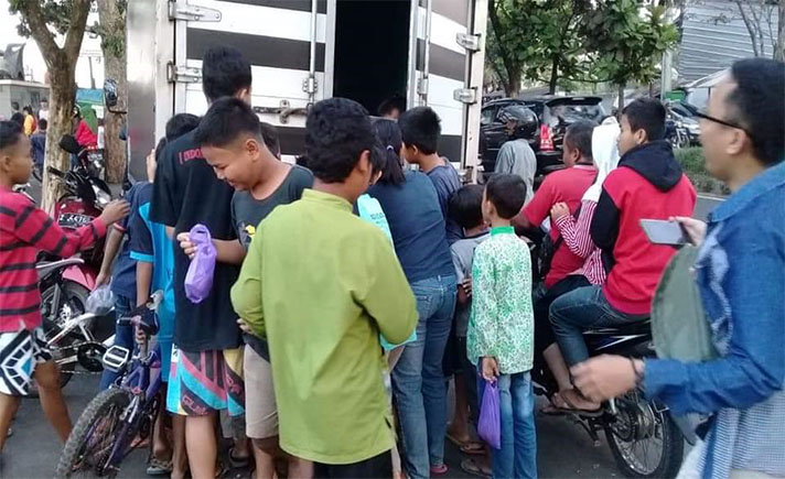 Warga Terima Takjil PKB