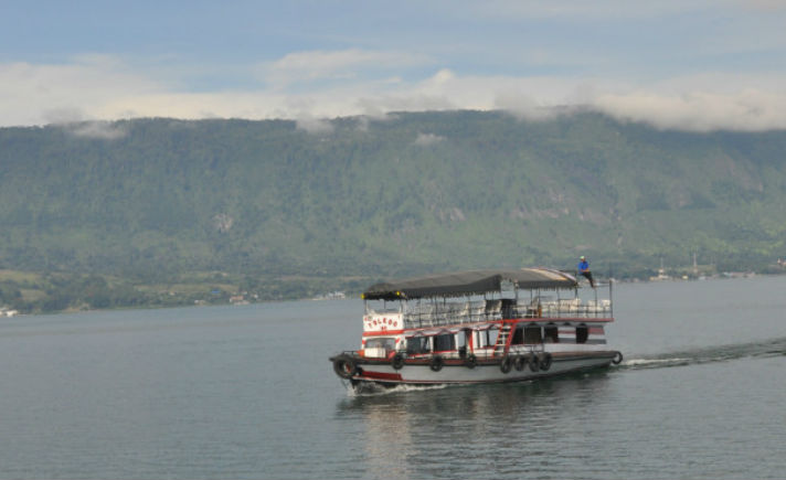 Ilustrasi Kapal di Danau Toba