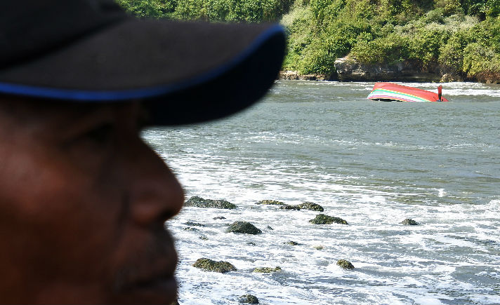 Perahu Nelayan Dihantam Ombak
