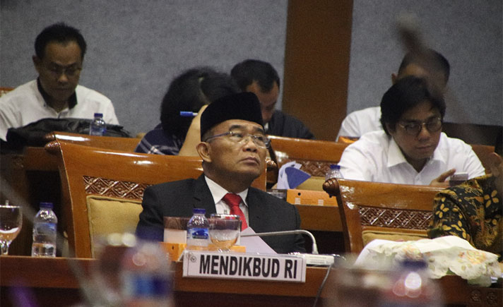 Mendikbud Serius