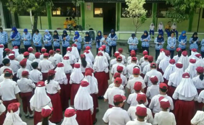 Ratusan siswa kelas VI SDN Sendangmulyo 03, Kecamatan Tembalang, Kota Semarang berdoa bersama untuk menyambut USBN 2018