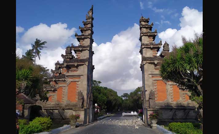 Gempa M 6 Guncang Bali  Runtuhkan Gapura  Gerbang  Utama Tagar