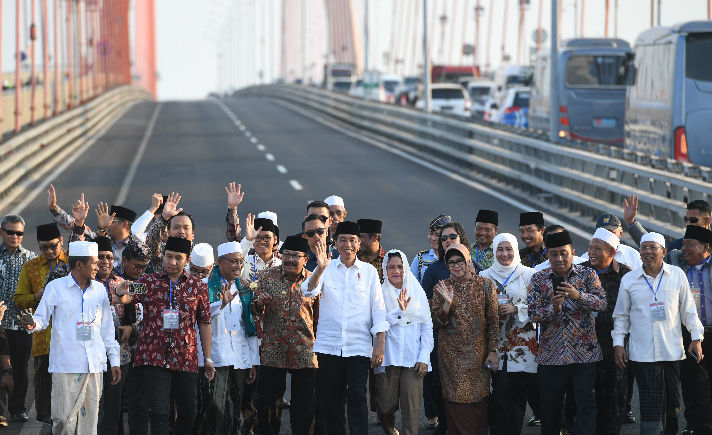 Jokowi di Suramadu