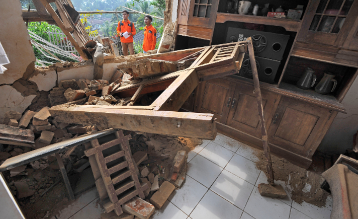 Rumah rusak gempa