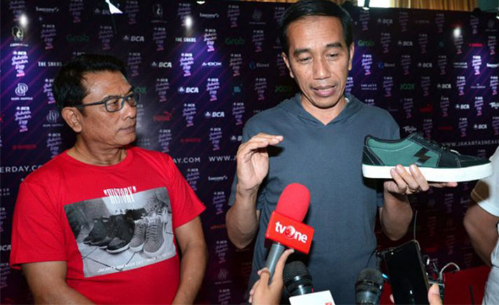 Jokowi memegang sepatu merek Saint Barkley.
