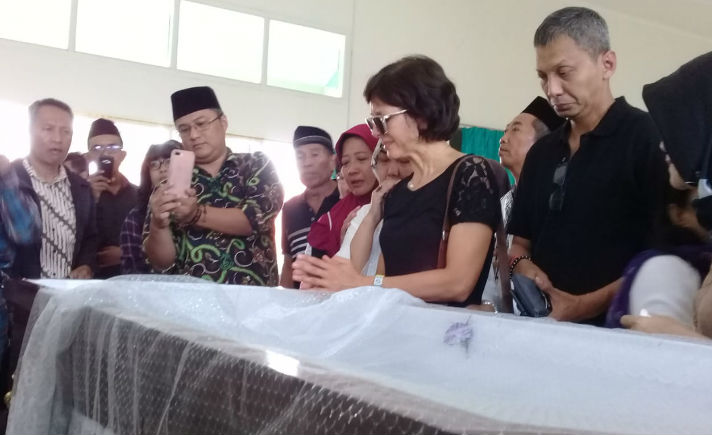 Marie Claire Lintang Coffin