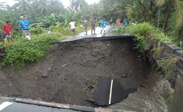 Jalan di Maluku Putus