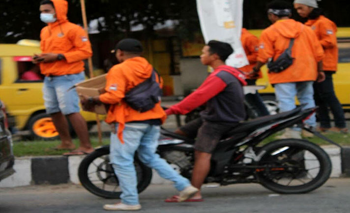 Berbagi Takjil Mahasiswa Papua