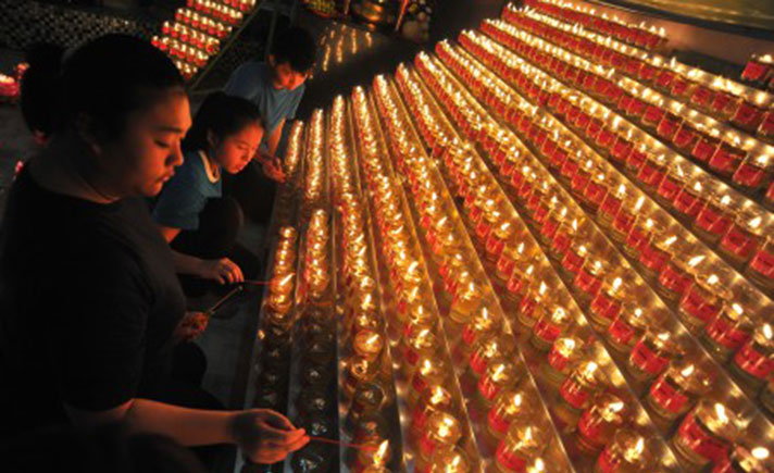 Penyalaan Pelita Waisak di Palembang