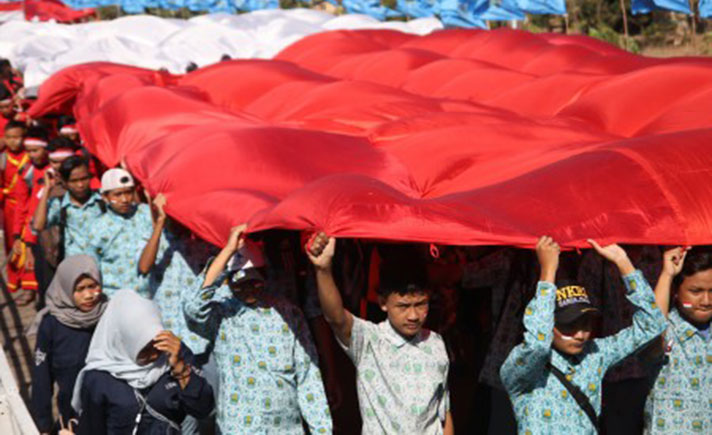 Mengarak Merah Putih Raksasa