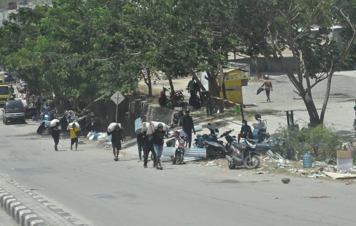 Foto: Lagi Darurat Gempa, Mereka Menjarah Bahan Bangunan | Tagar