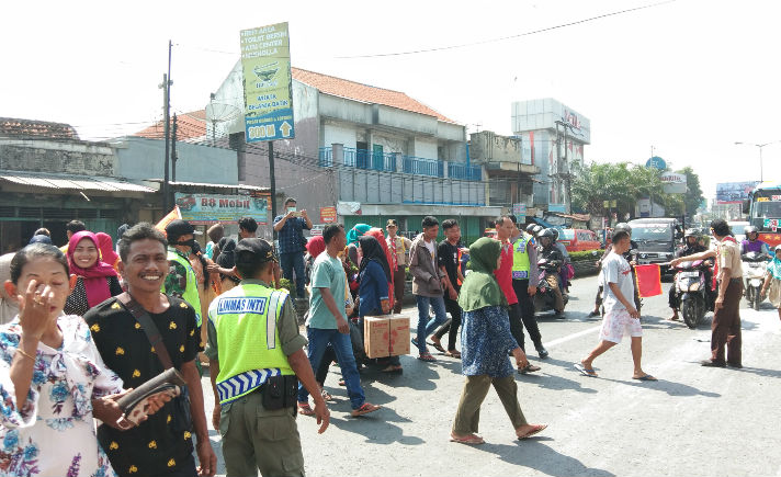 Warga berlalu-lalang menyeberangi jalan