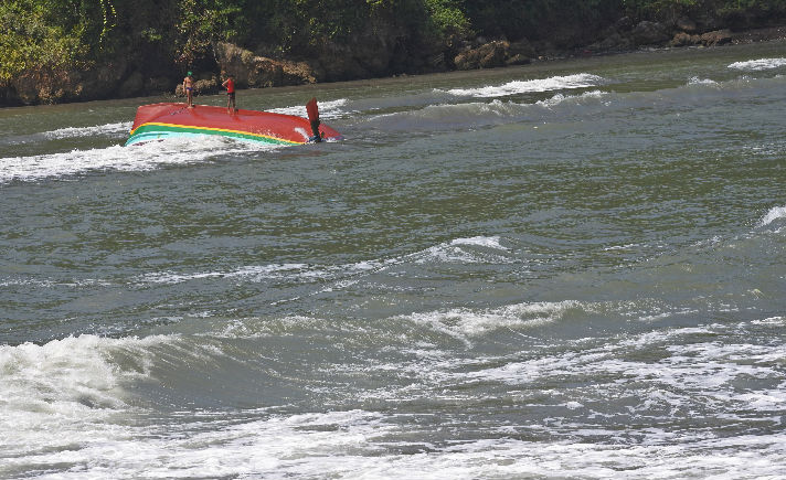 Kapal Terbalik di Jember