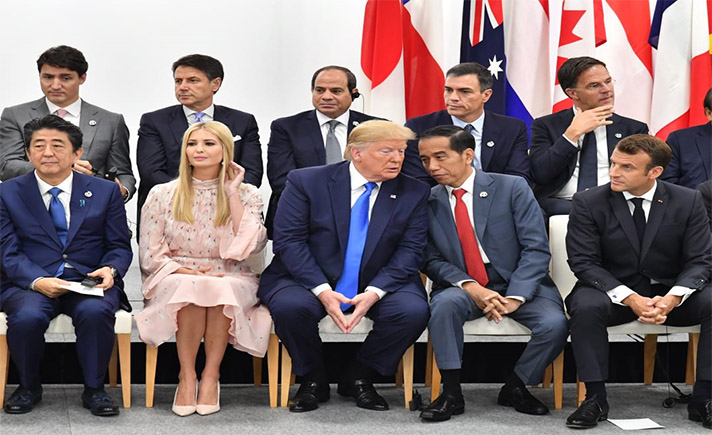 Presiden Jokowi Berbincang dengan Presiden AS