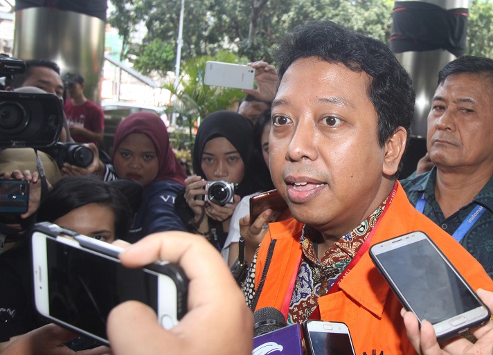 Rommy Membunuh Waktu dengan Baca Buku