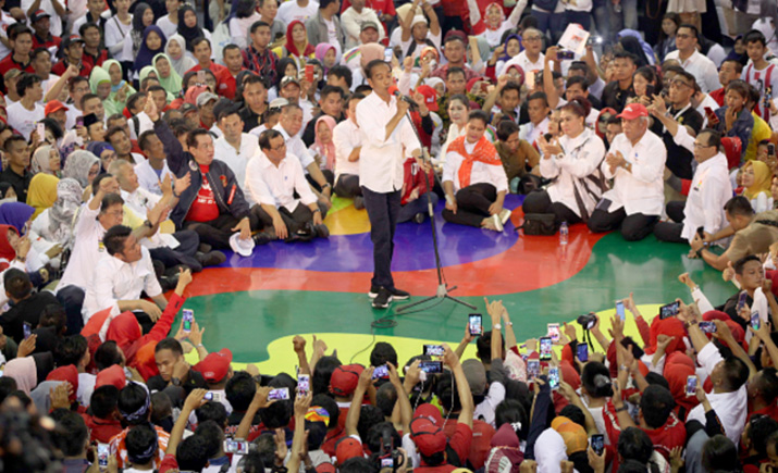 Jokowi Diarak Saat Kampanye di Palembang