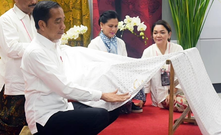 Ketika Jokowi dan Iriana Membatik Bersama