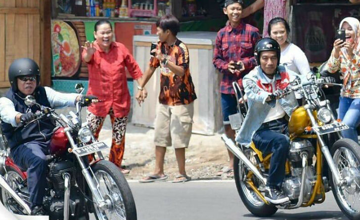 Jokowi - Basuki Naik Motor