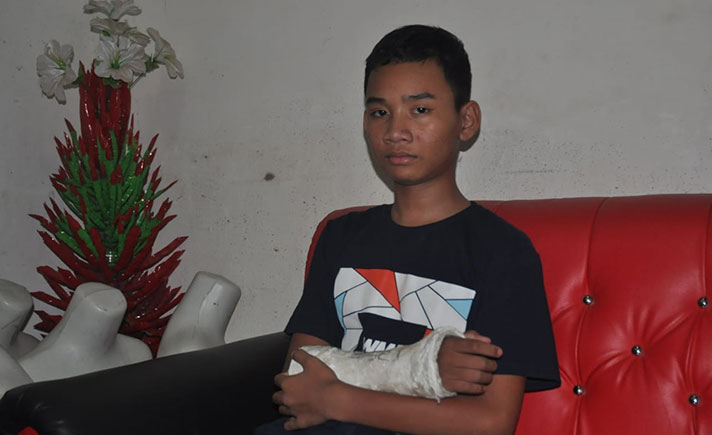 Image result for kisah korban selamat dari kecelakaan pesawat di papua karena ditendang sang ayah keluar