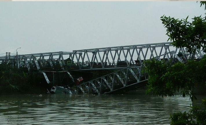 Satu jembatan yang masih kokoh diharapkan bisa dilalui kendaraan arah Surabaya- Tuban dan Jawa Tengah untuk kemacetan di kawasan Jalan Daendles Paciran-Brondong.