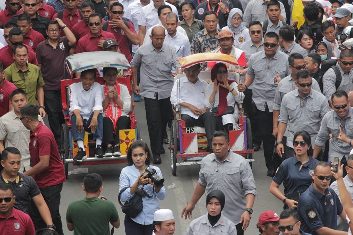Jokowi-Kalla Naik Becak