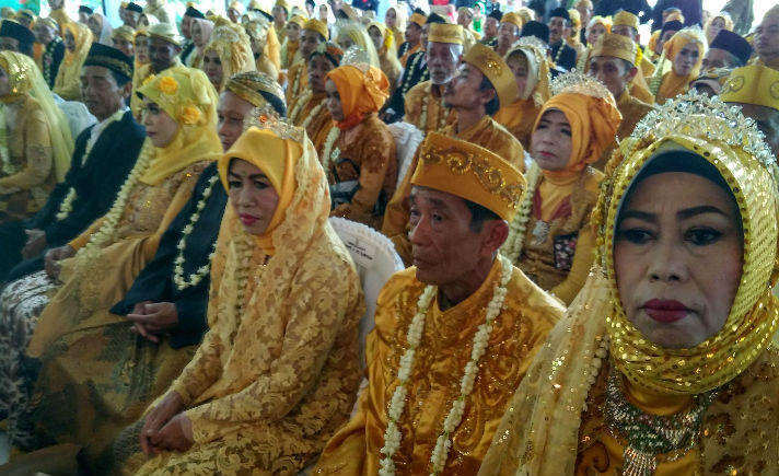 Sebanyak 75 pasangan mengikuti nikah masal dan menjalani prosesi resepsi dengan mengunakan pakaian pengantin  Jawa.